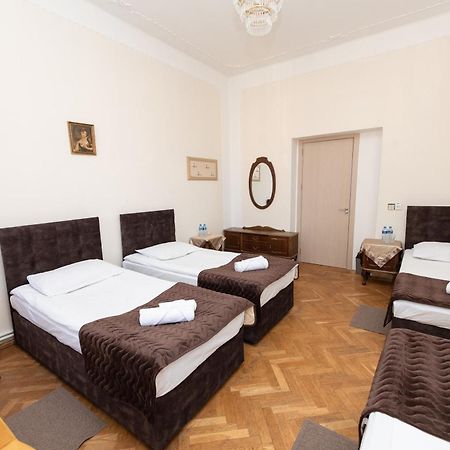 Anna'S Guest House Гори Екстериор снимка
