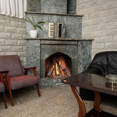 Anna'S Guest House Гори Екстериор снимка
