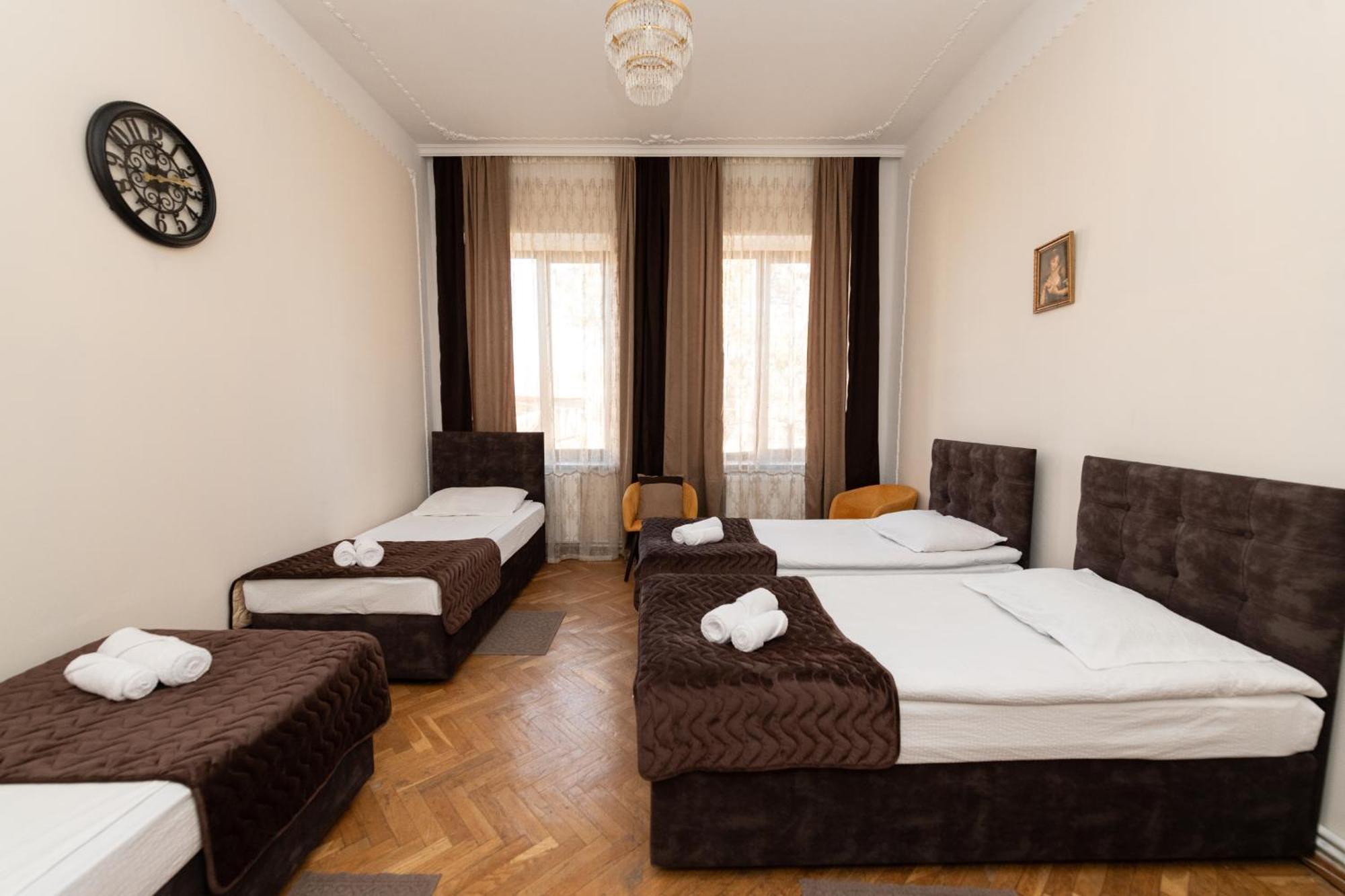 Anna'S Guest House Гори Екстериор снимка