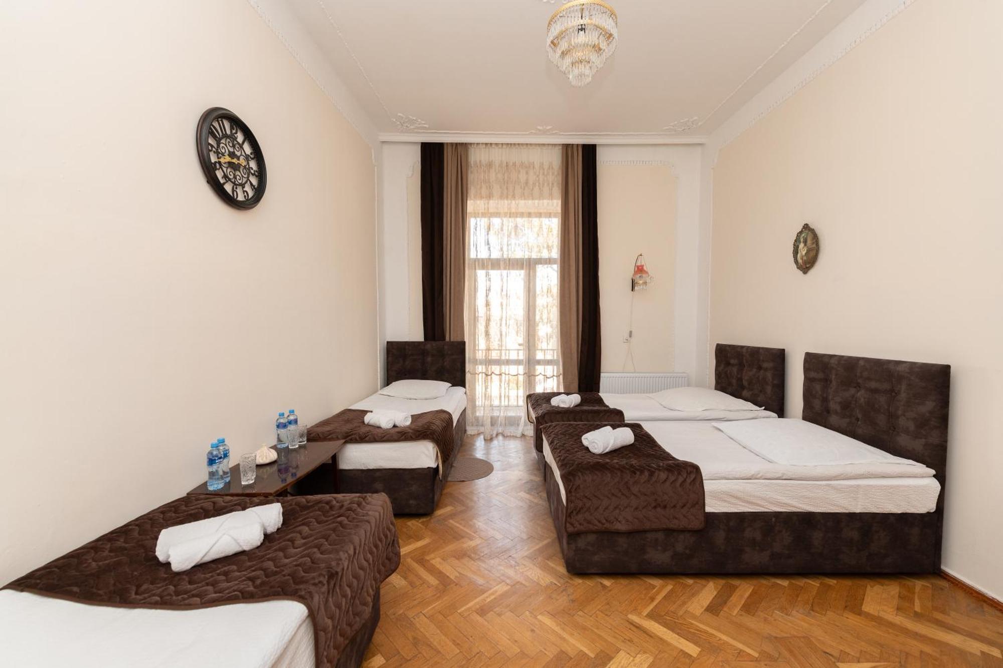 Anna'S Guest House Гори Екстериор снимка