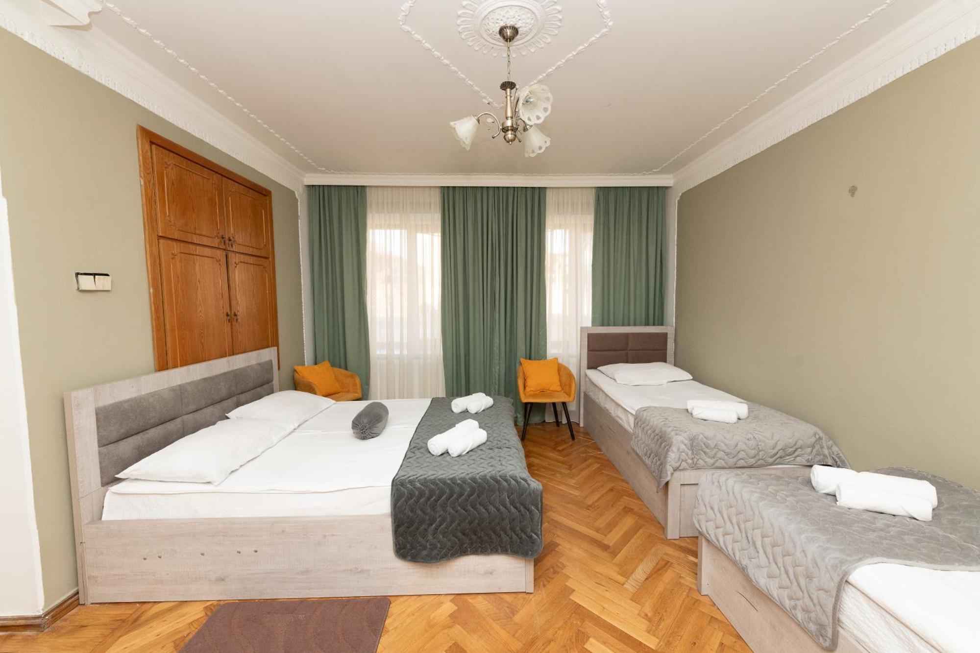 Anna'S Guest House Гори Екстериор снимка