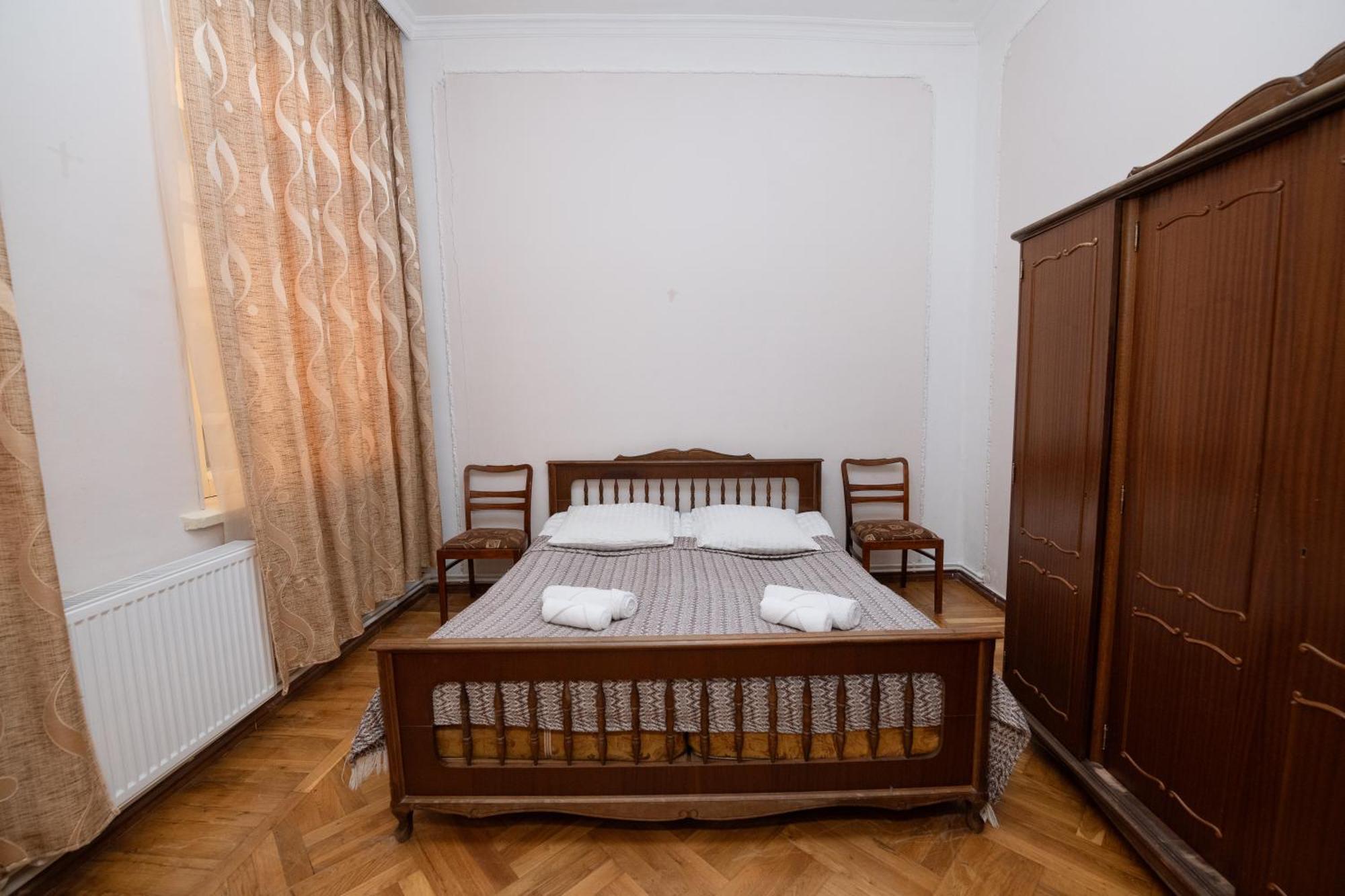 Anna'S Guest House Гори Екстериор снимка