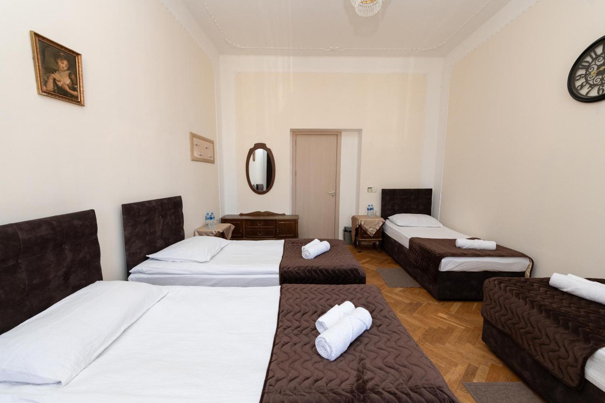 Anna'S Guest House Гори Екстериор снимка