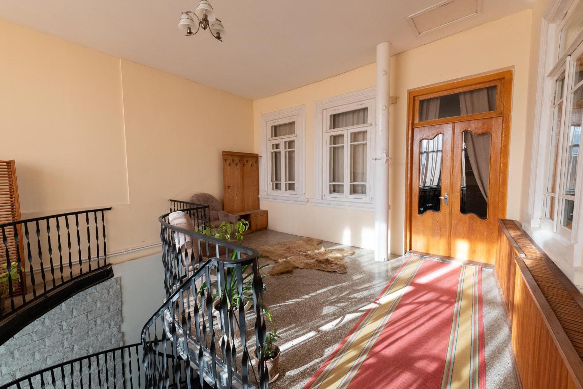 Anna'S Guest House Гори Екстериор снимка