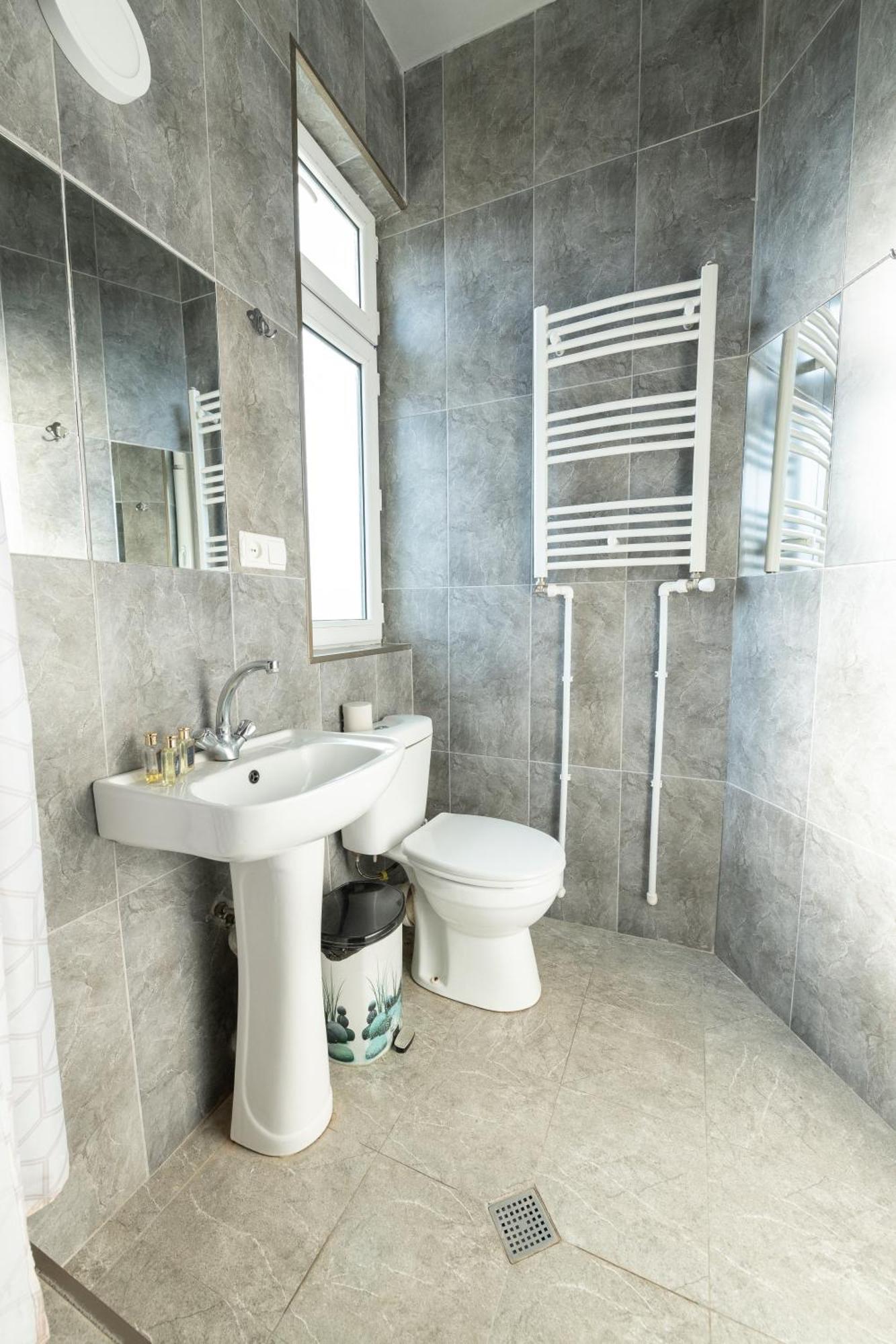 Anna'S Guest House Гори Екстериор снимка
