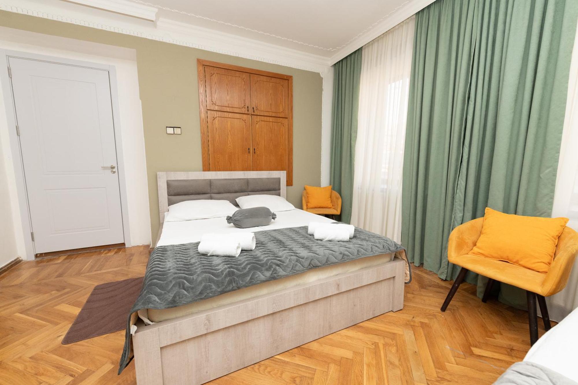 Anna'S Guest House Гори Екстериор снимка