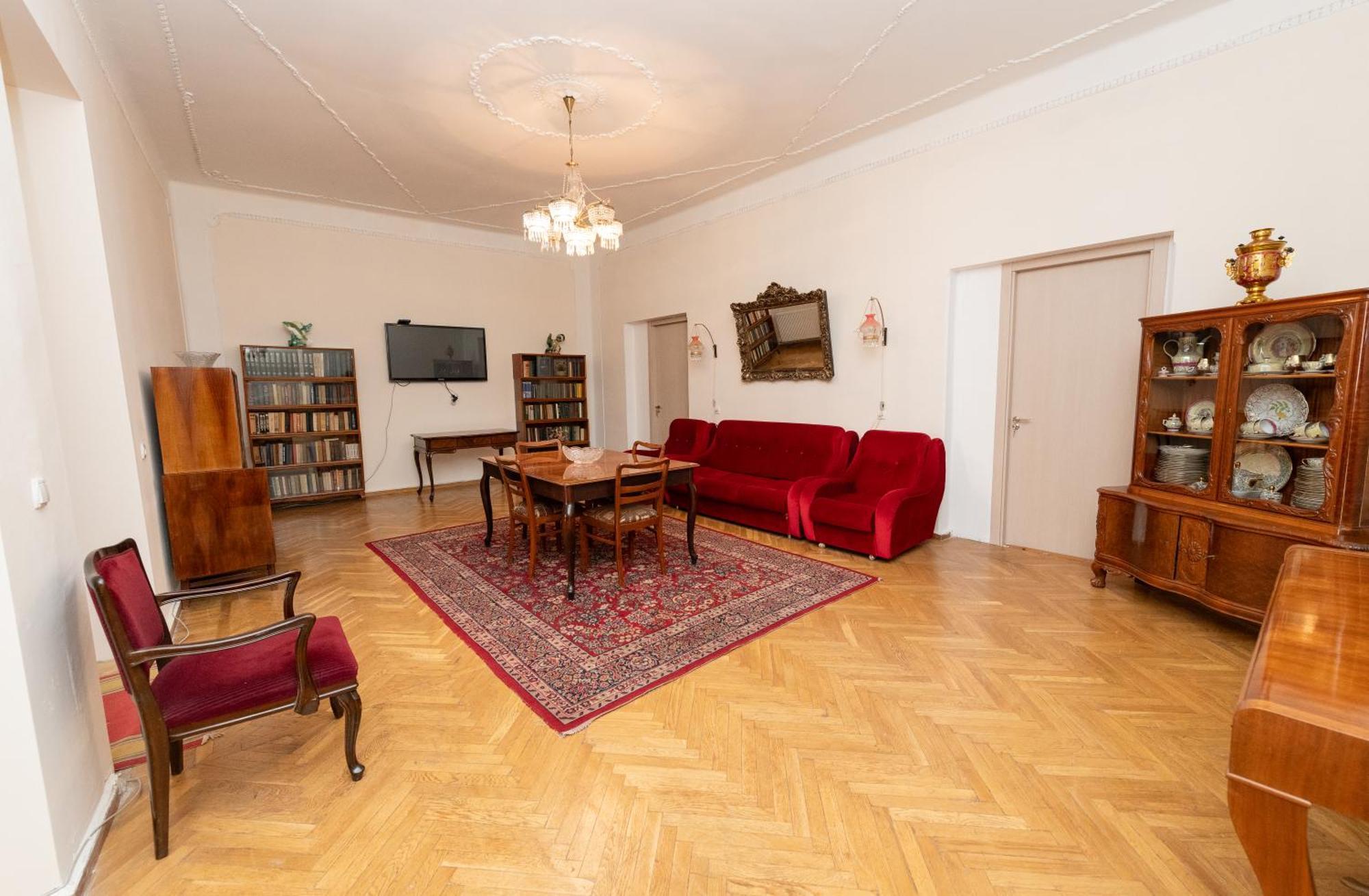 Anna'S Guest House Гори Екстериор снимка