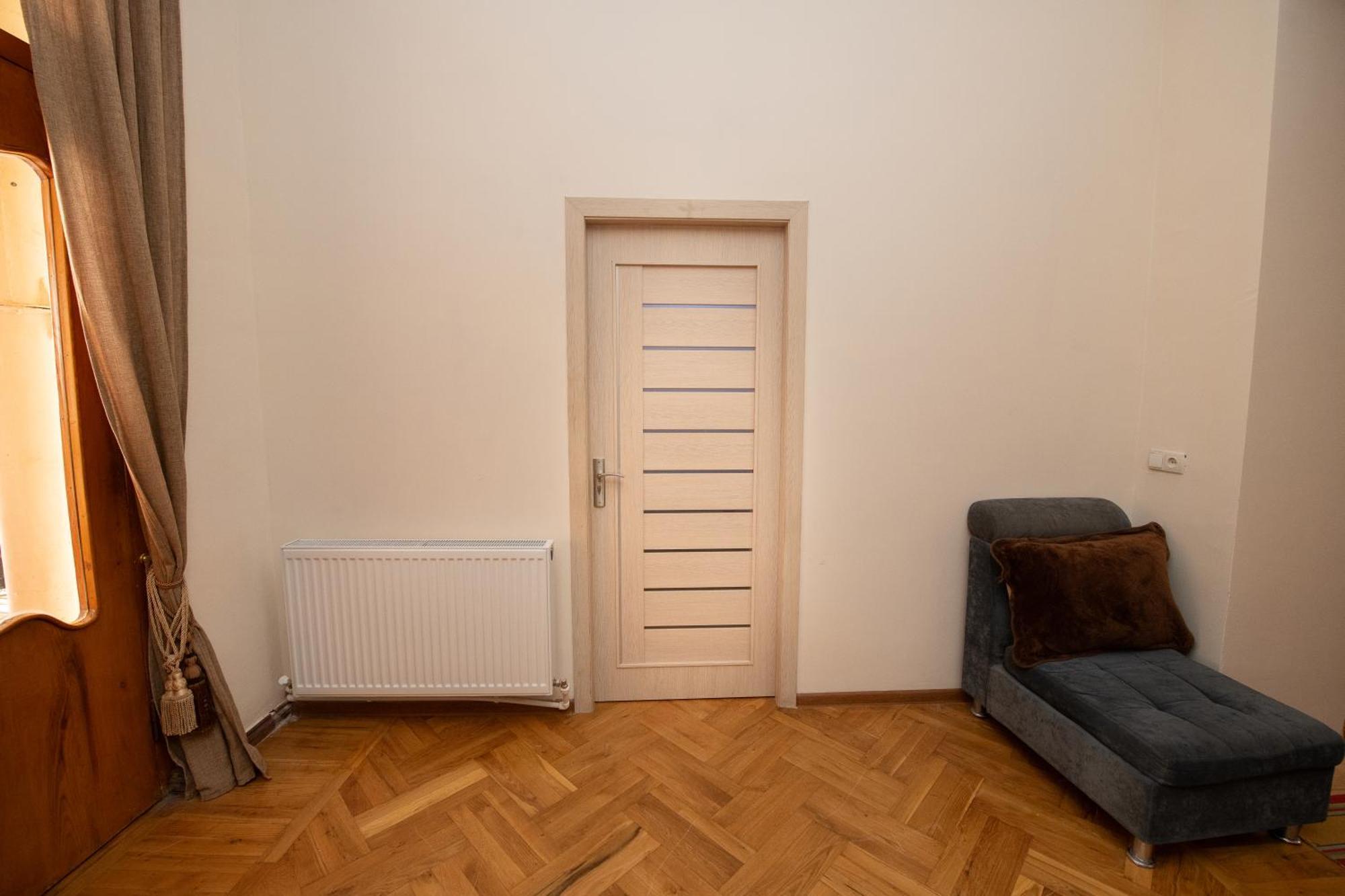 Anna'S Guest House Гори Екстериор снимка