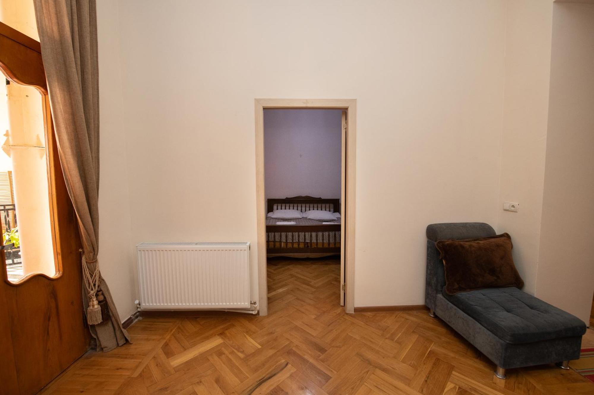 Anna'S Guest House Гори Екстериор снимка