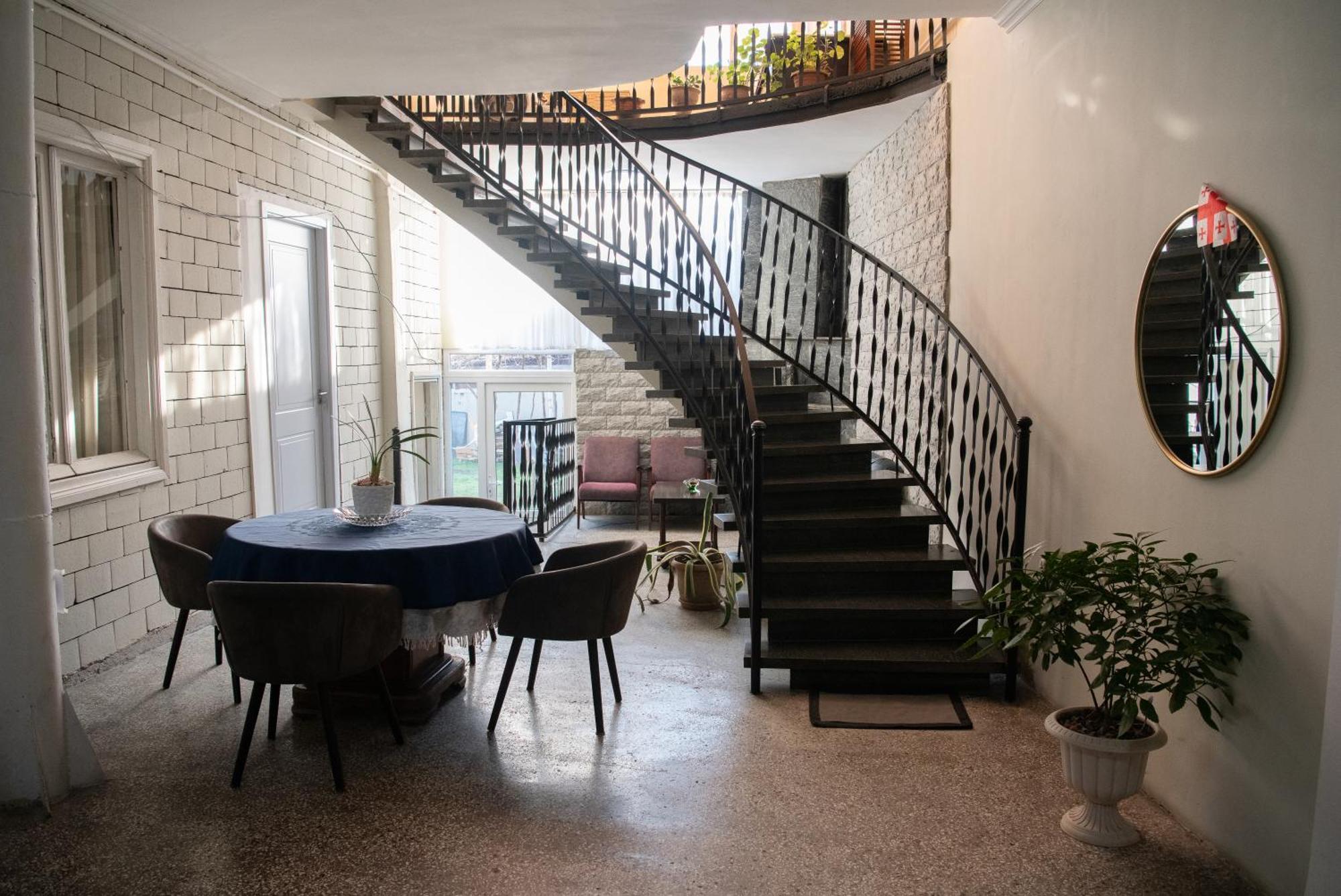 Anna'S Guest House Гори Екстериор снимка