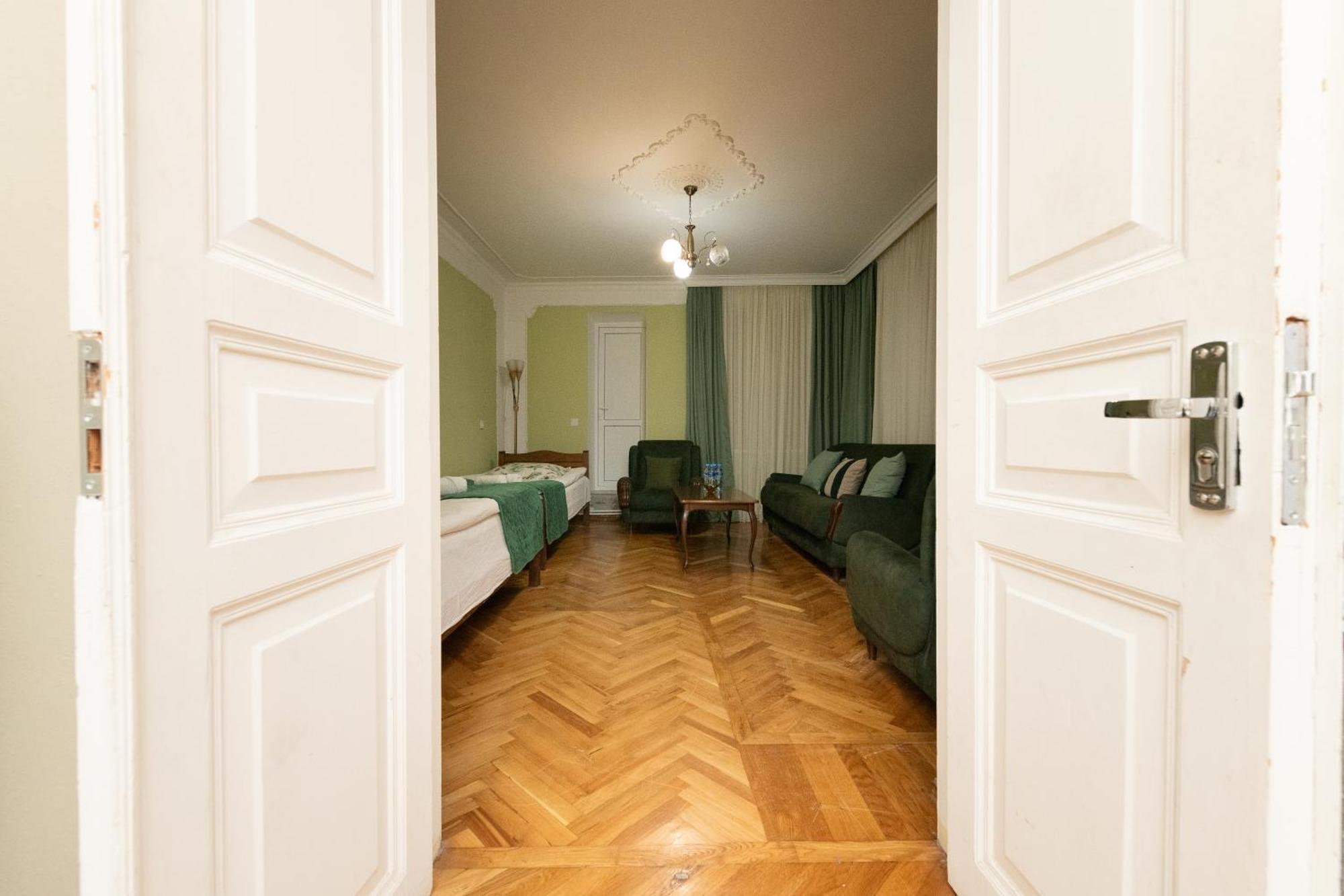 Anna'S Guest House Гори Екстериор снимка