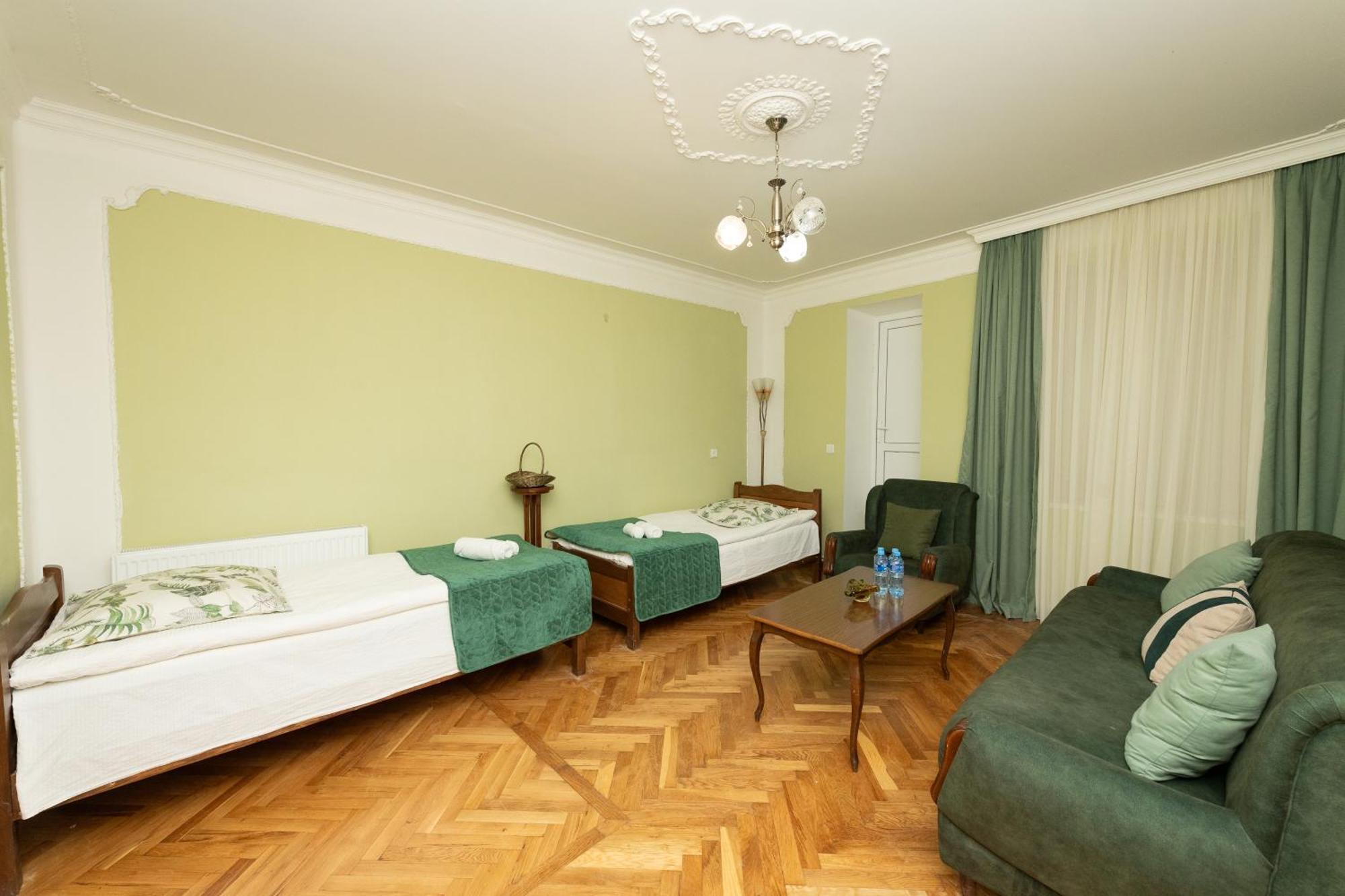 Anna'S Guest House Гори Екстериор снимка