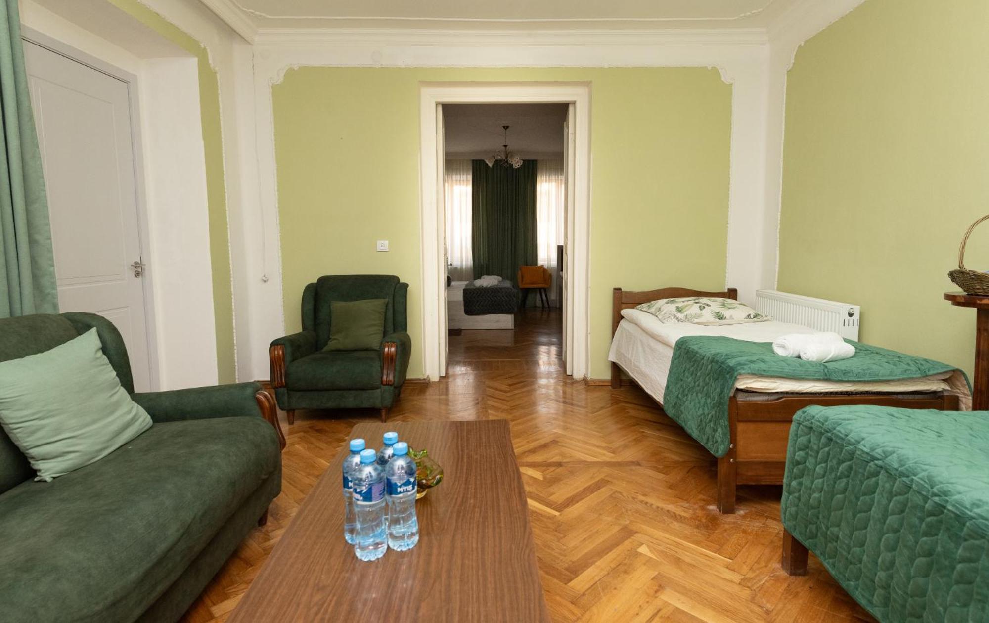 Anna'S Guest House Гори Екстериор снимка