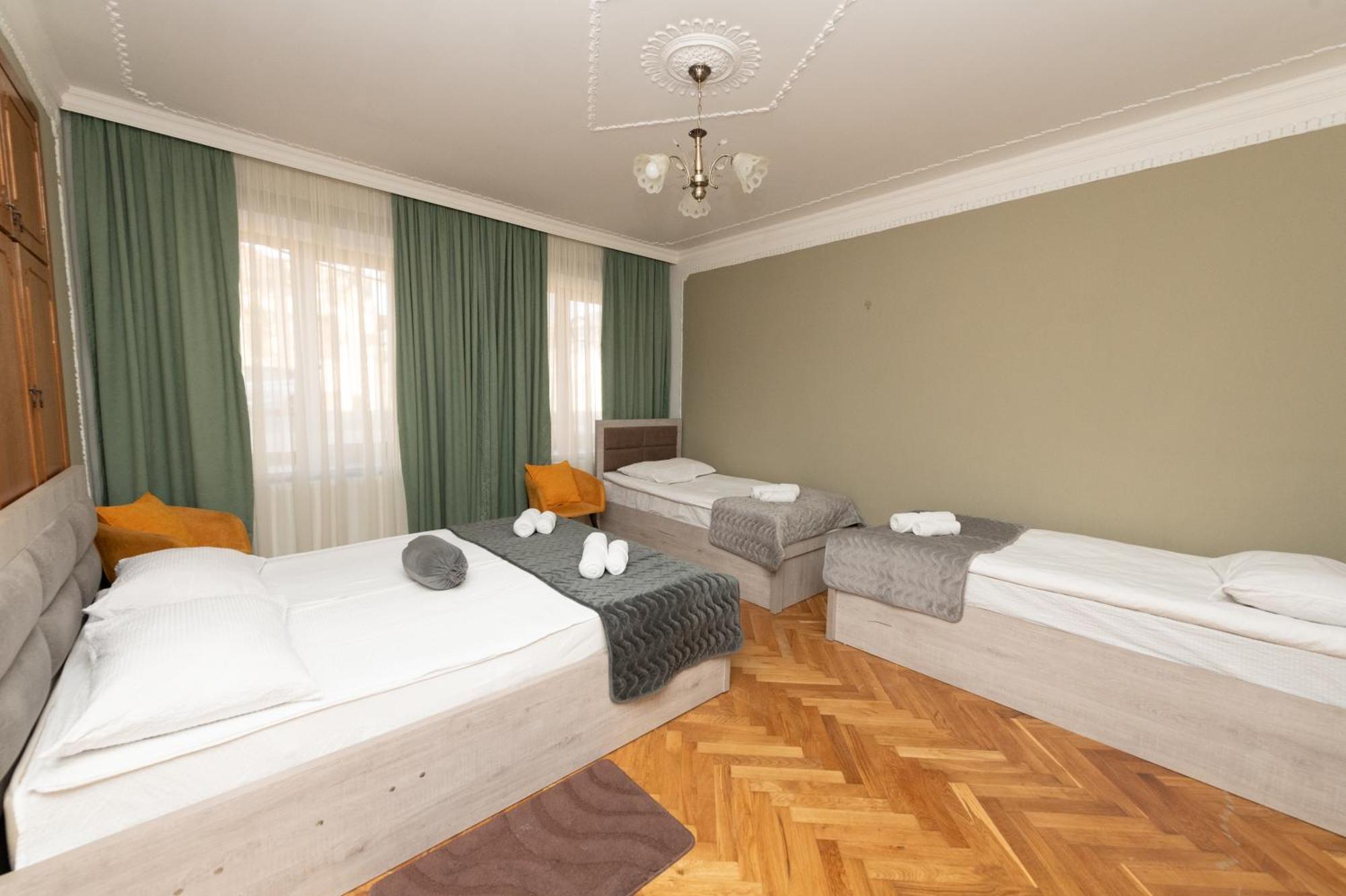 Anna'S Guest House Гори Екстериор снимка