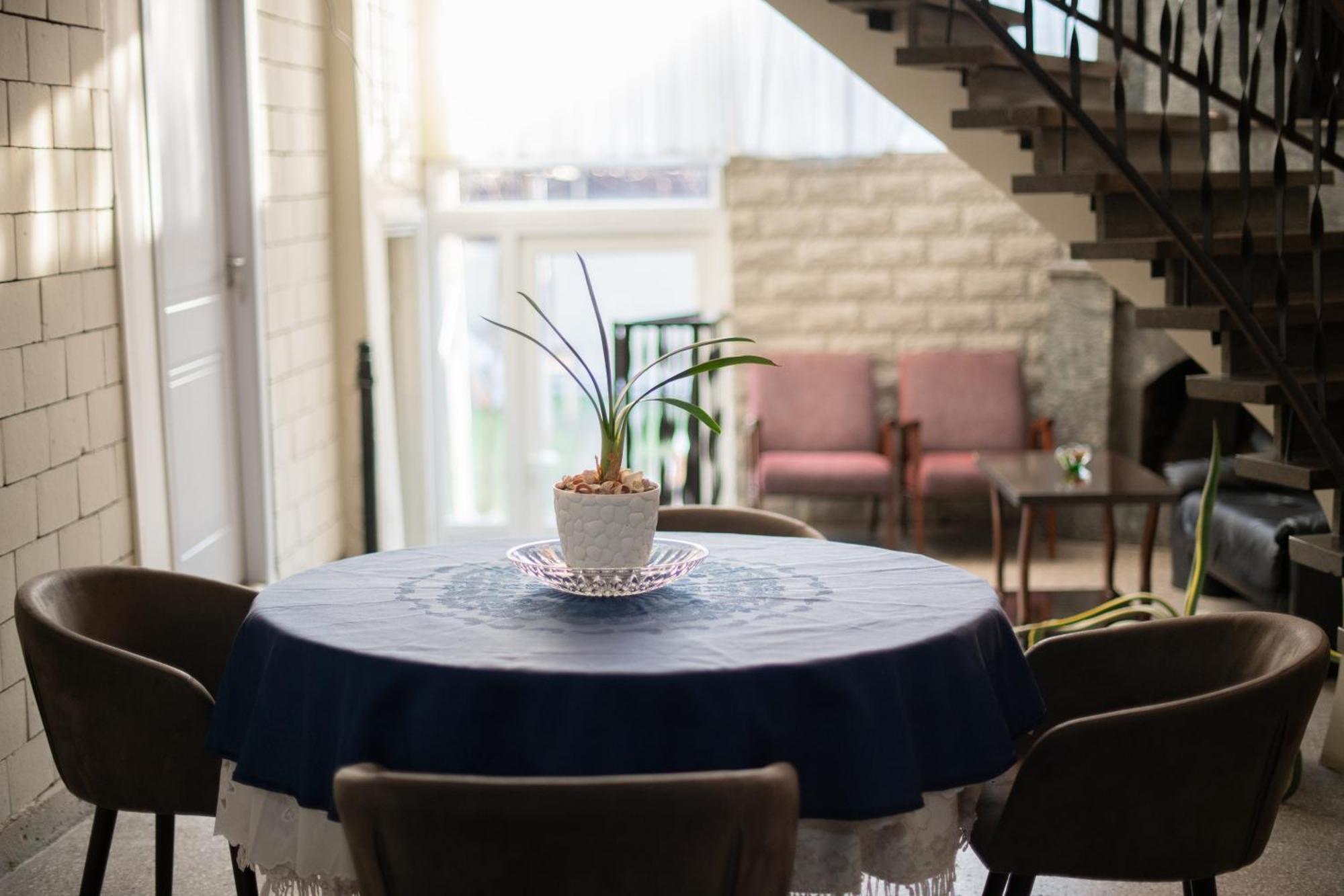 Anna'S Guest House Гори Екстериор снимка