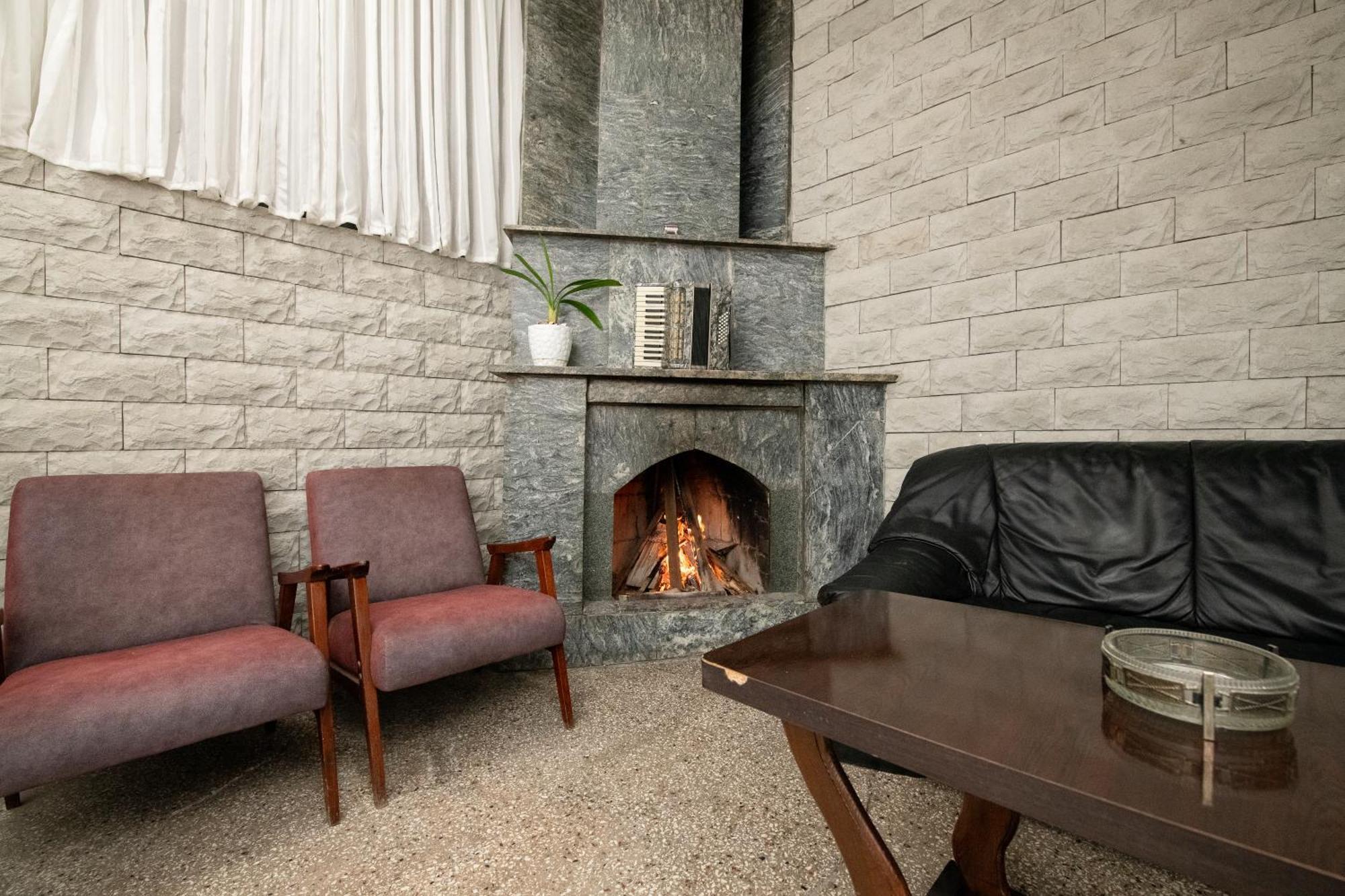 Anna'S Guest House Гори Екстериор снимка