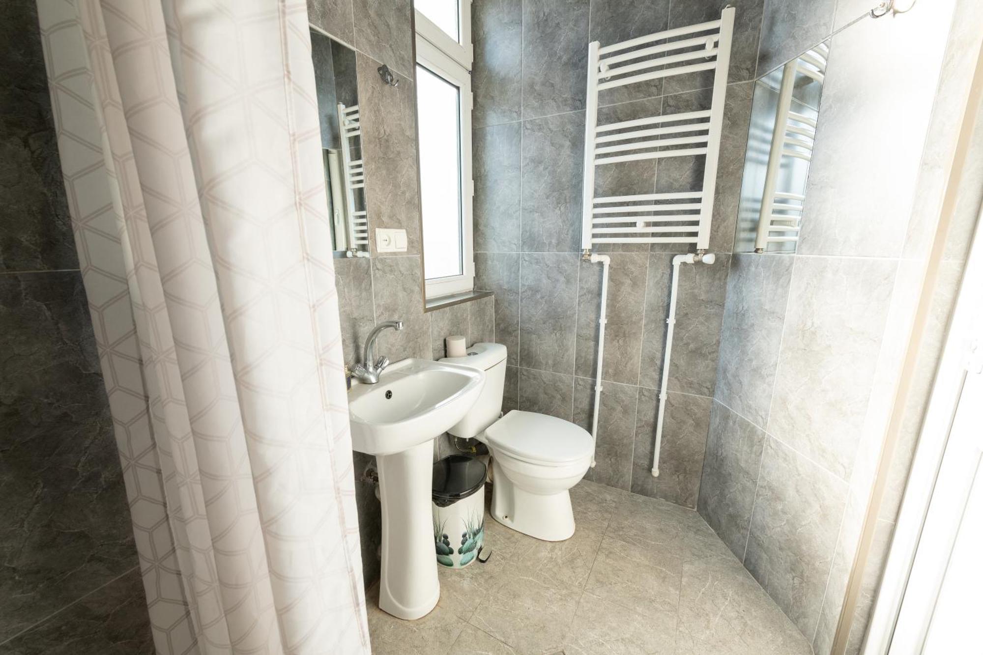 Anna'S Guest House Гори Екстериор снимка