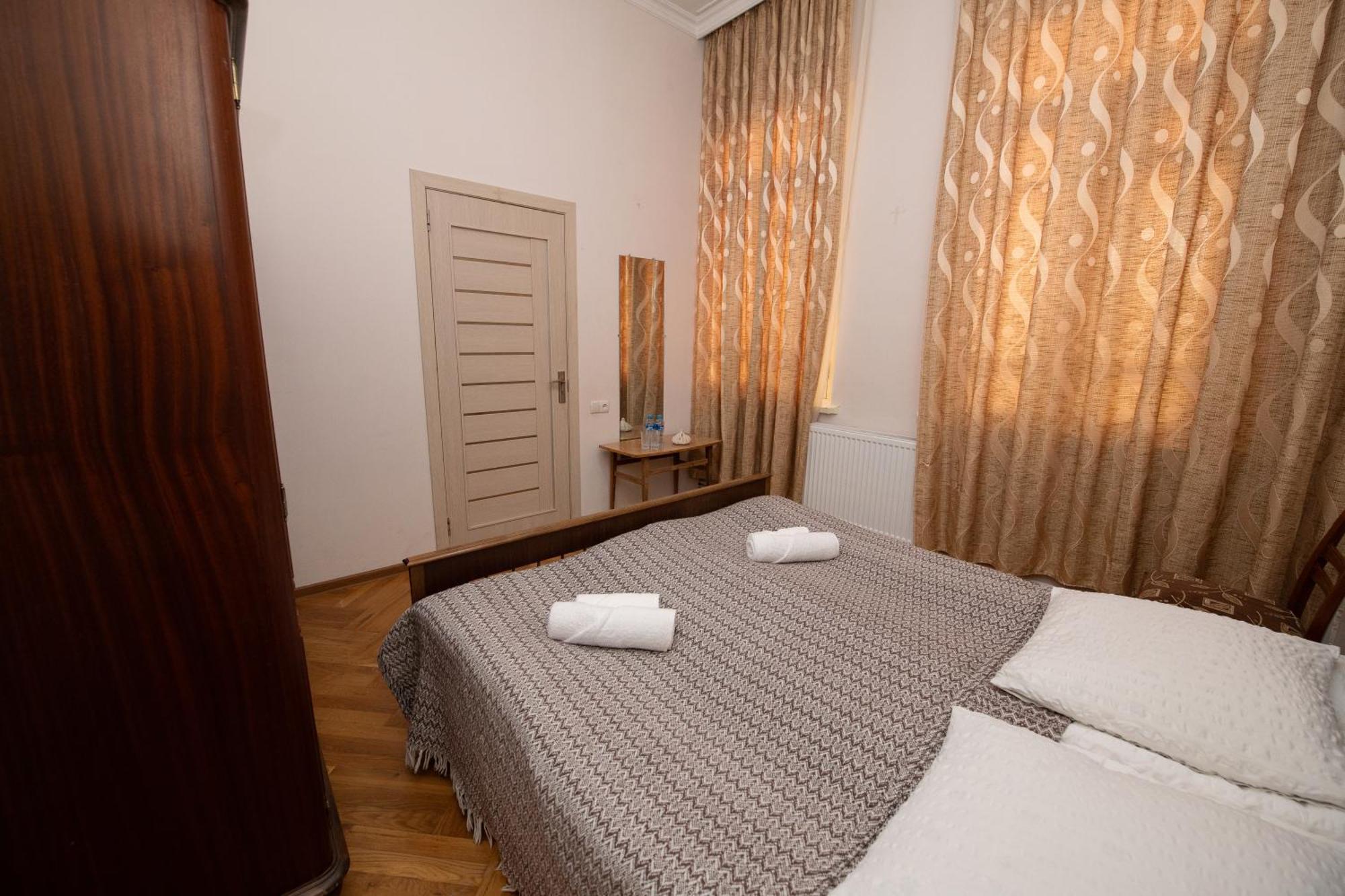 Anna'S Guest House Гори Екстериор снимка