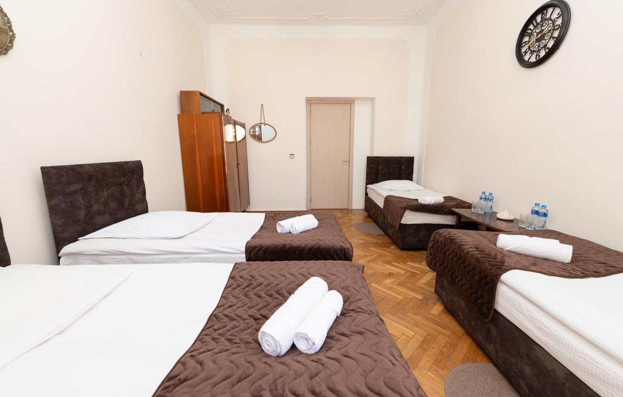 Anna'S Guest House Гори Екстериор снимка
