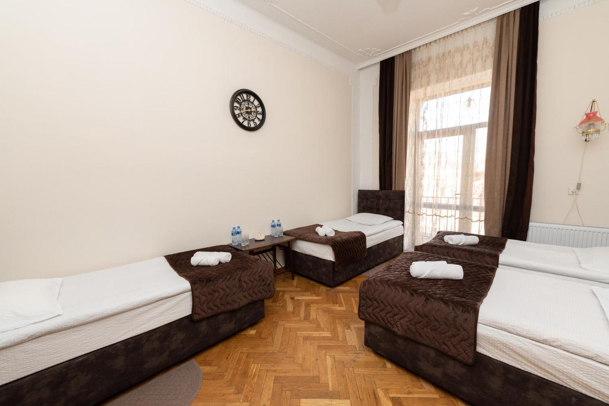 Anna'S Guest House Гори Екстериор снимка
