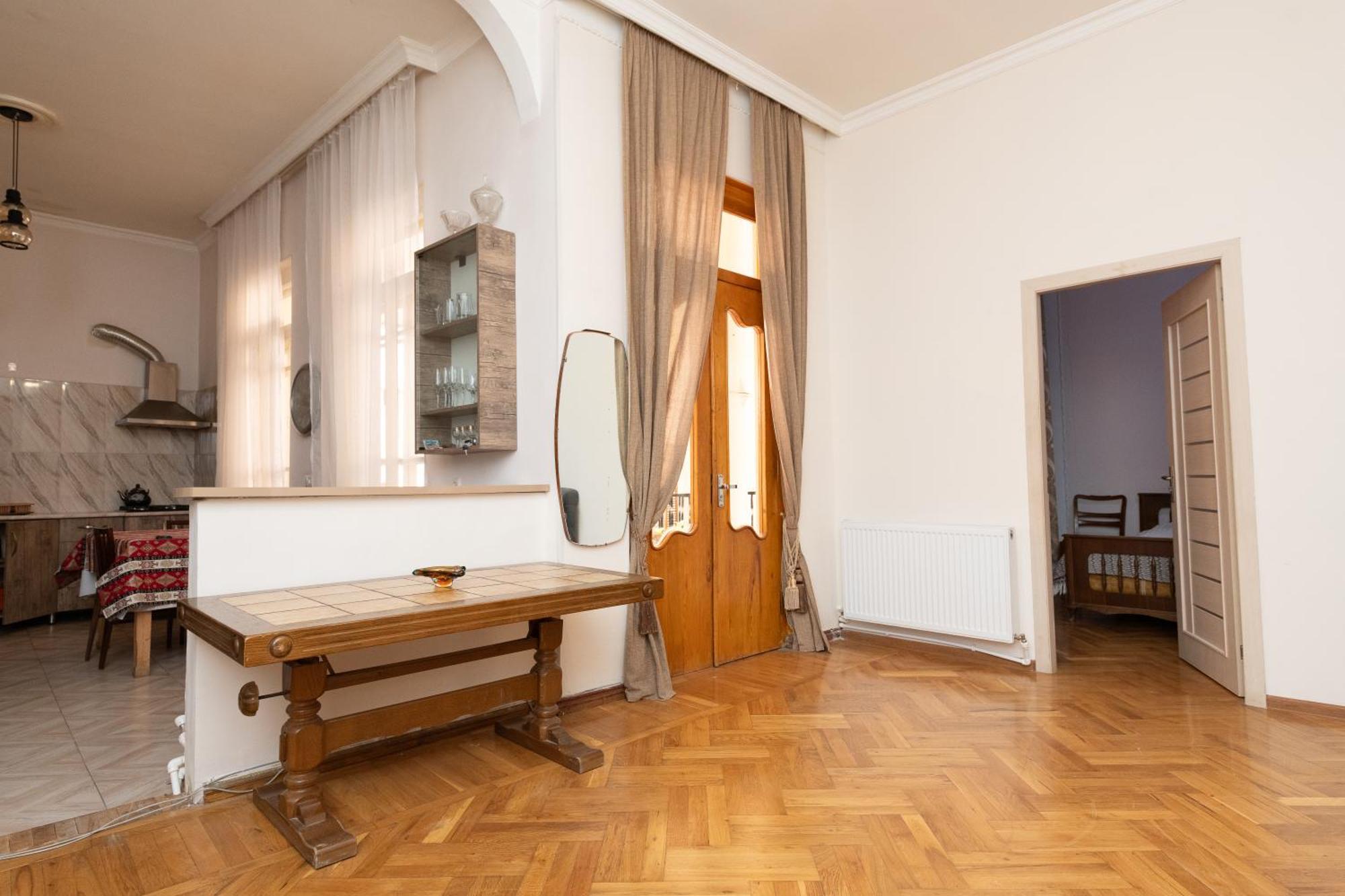 Anna'S Guest House Гори Екстериор снимка