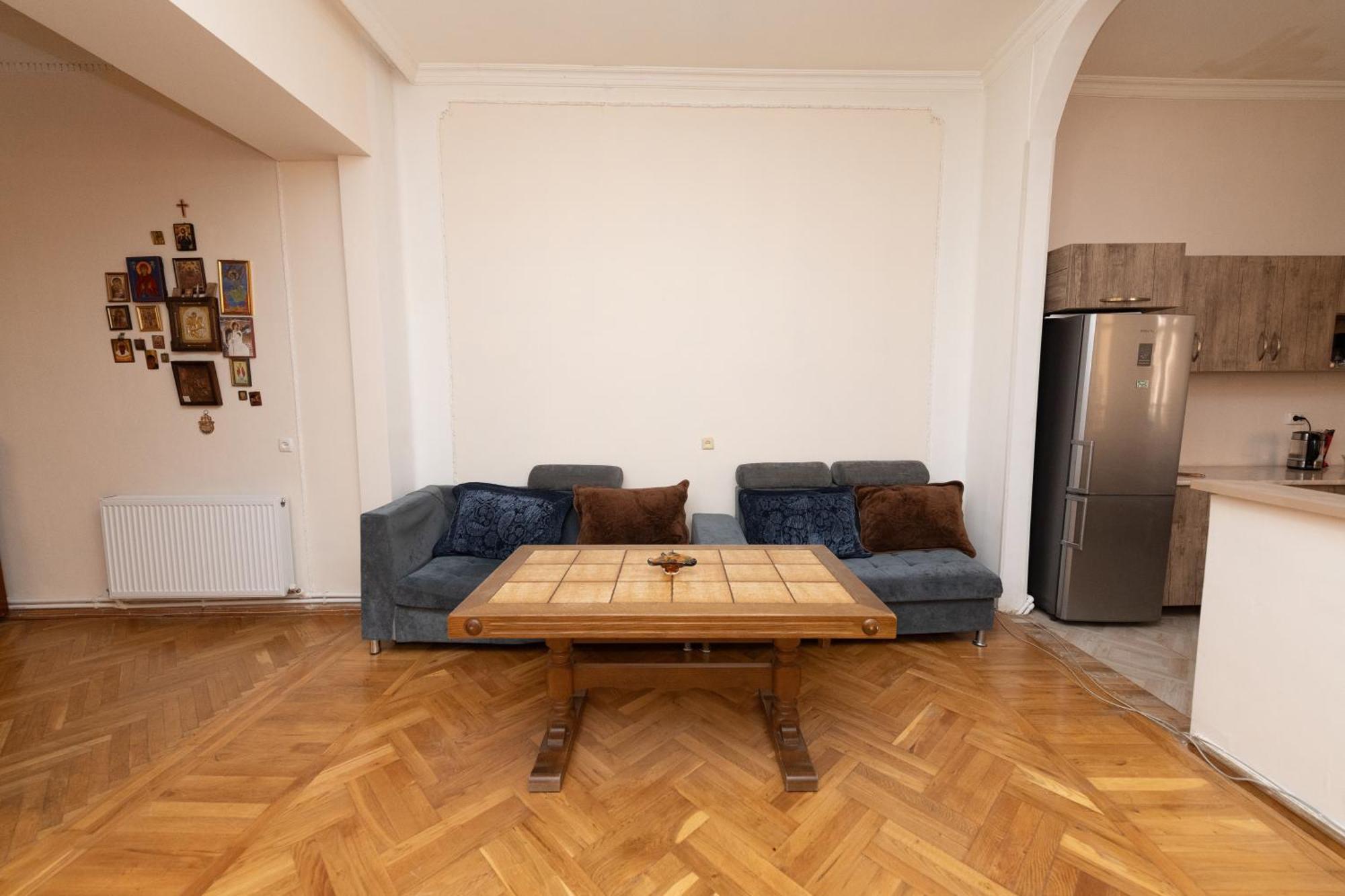 Anna'S Guest House Гори Екстериор снимка