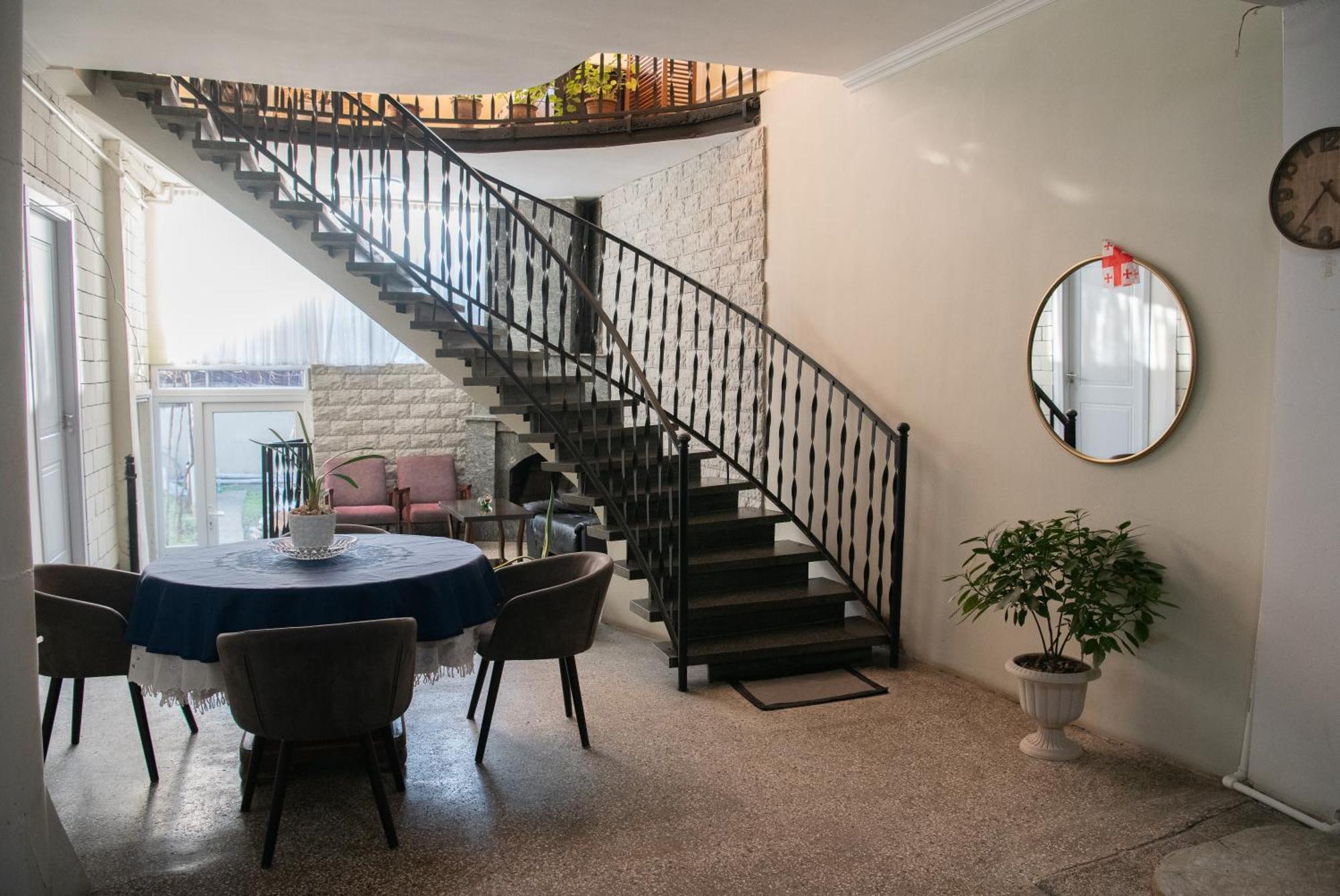 Anna'S Guest House Гори Екстериор снимка