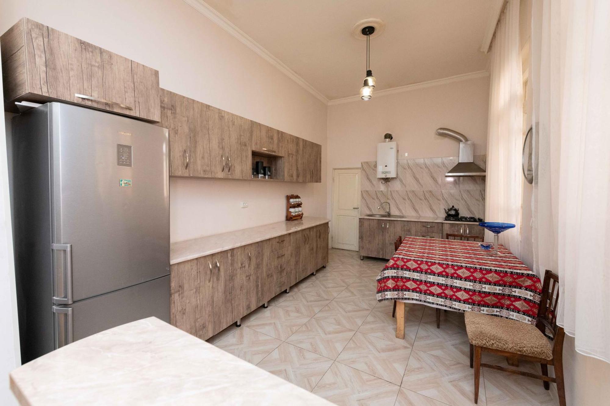 Anna'S Guest House Гори Екстериор снимка